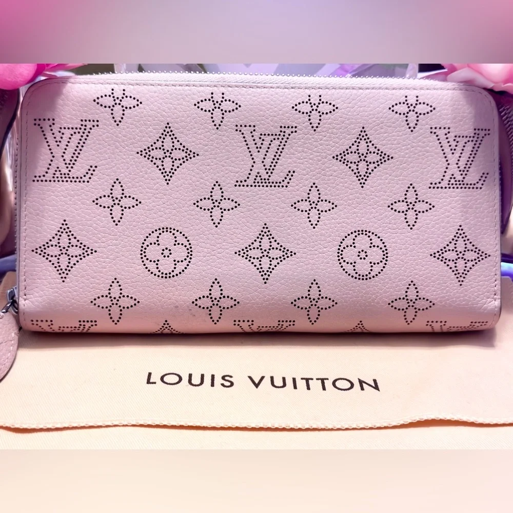 RE LISTED IN CLOSET Louis Vuitton Lilac Mahina Zippy Wallet - Picture 3 of 10